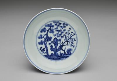 图片[2]-Dish with underglaze-blue illustration of pine, bamboo, and plum and court ladies on a night excursion, Hsuan-te reign (1426-1435), Ming dynasty-China Archive